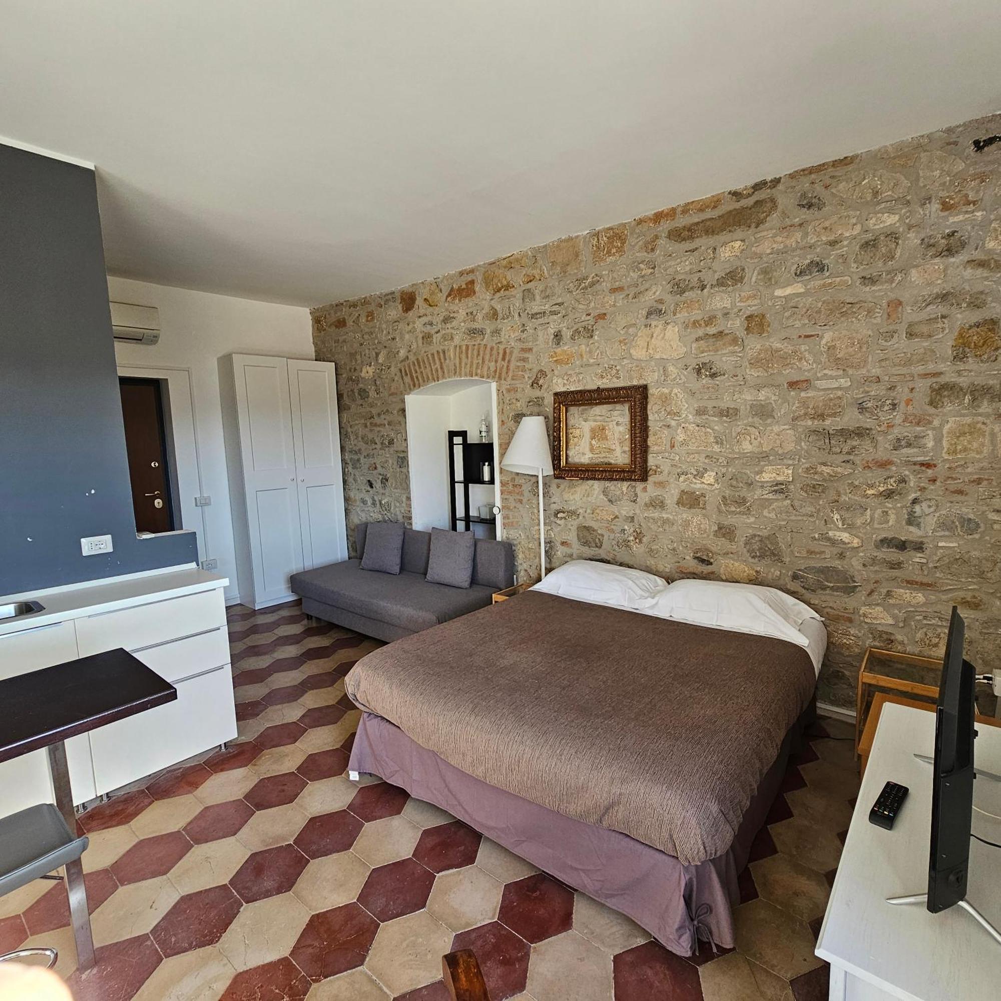 Room & Parking In Centro Citta Con Parcheggio Privato E Wifi Potenza Luaran gambar