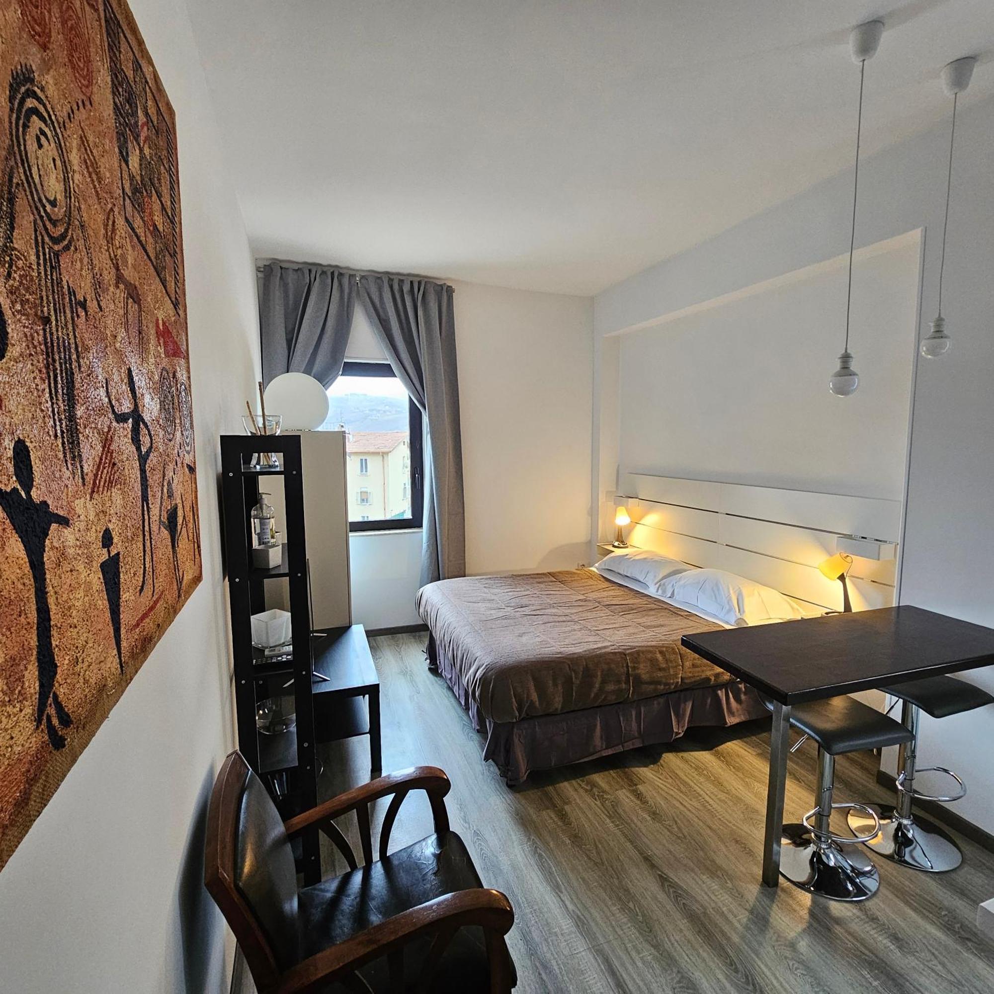 Room & Parking In Centro Citta Con Parcheggio Privato E Wifi Potenza Luaran gambar