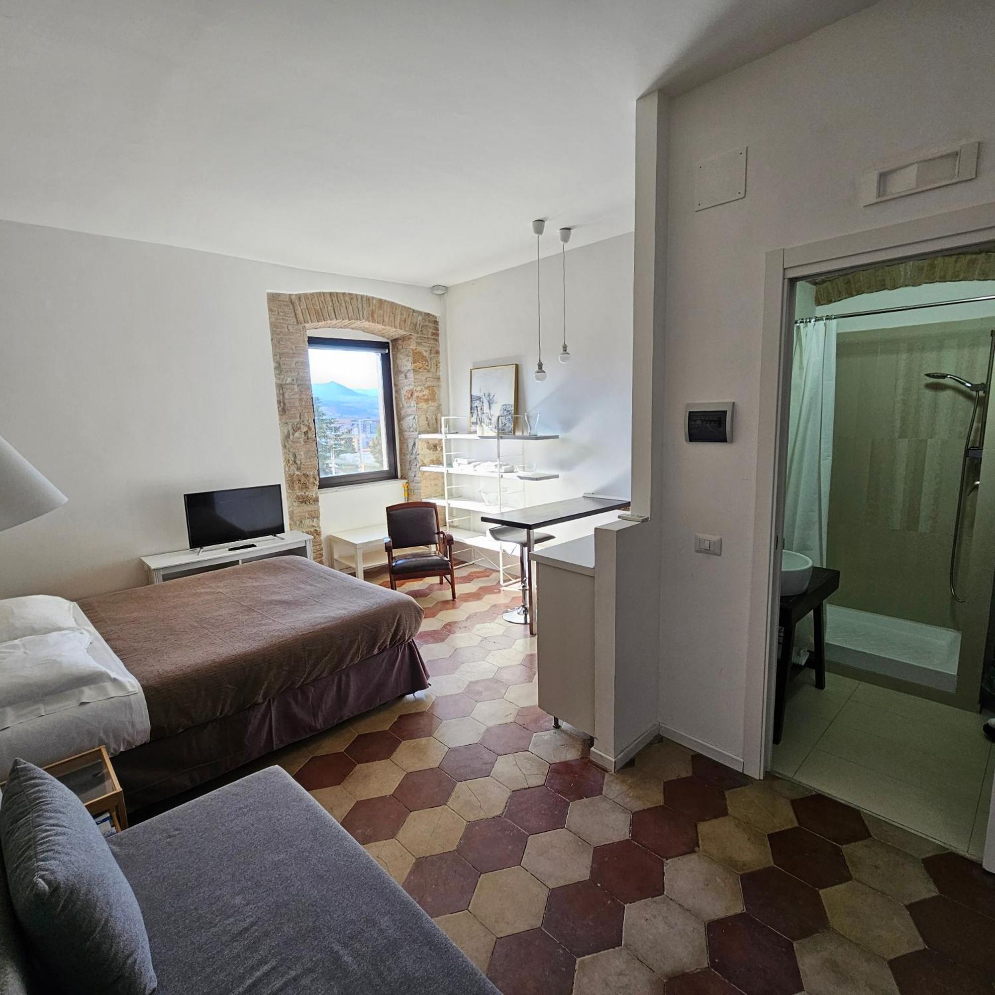 Room & Parking In Centro Citta Con Parcheggio Privato E Wifi Potenza Luaran gambar
