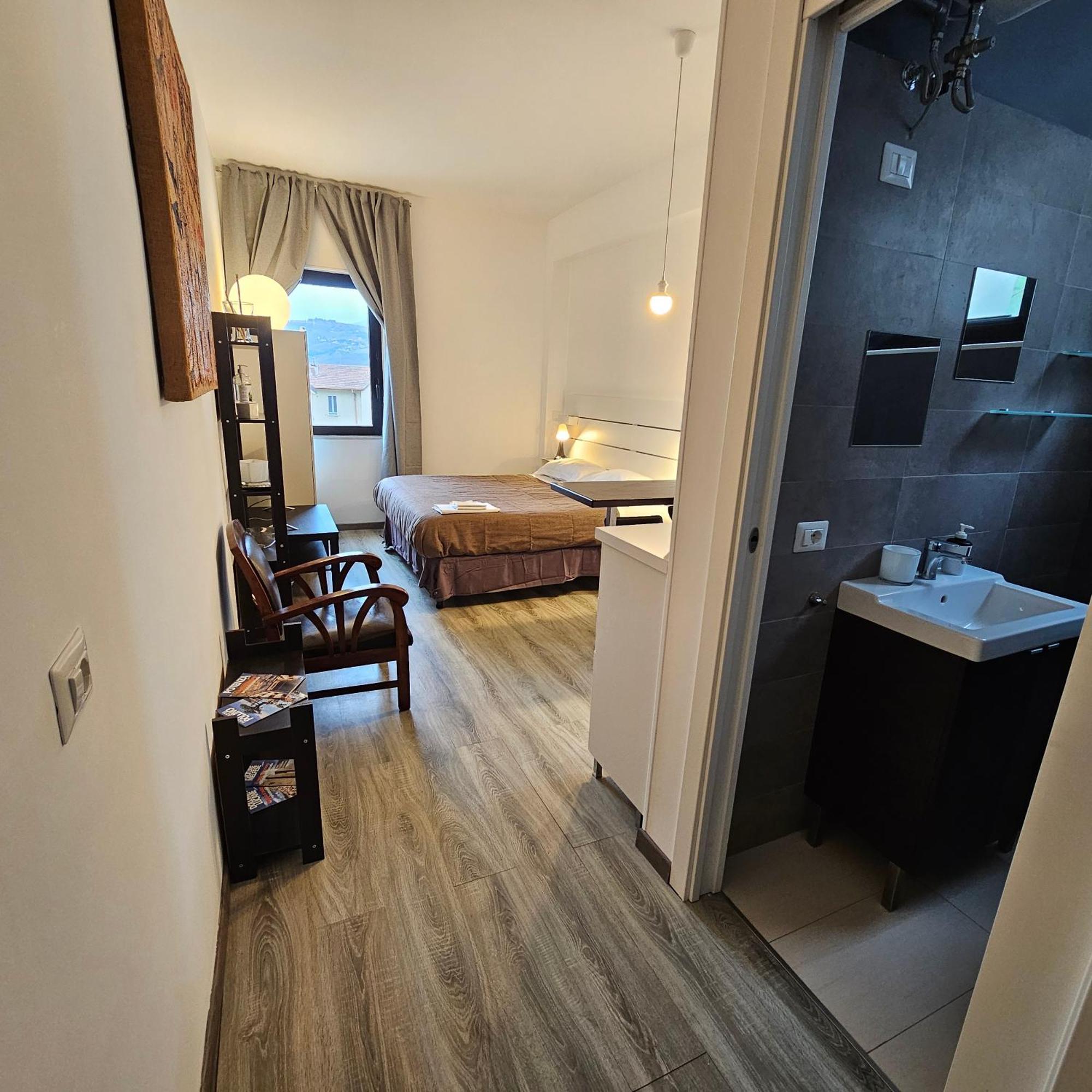 Room & Parking In Centro Citta Con Parcheggio Privato E Wifi Potenza Luaran gambar