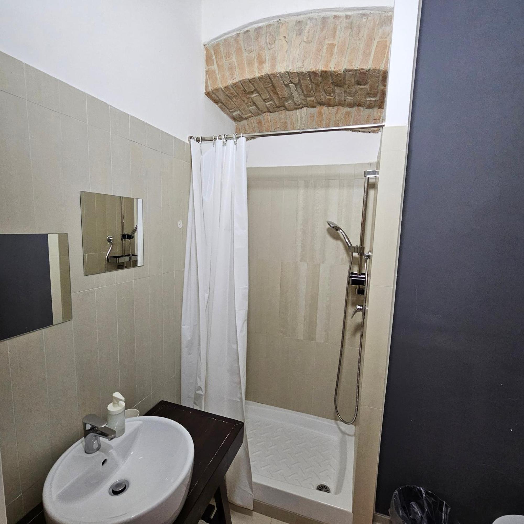 Room & Parking In Centro Citta Con Parcheggio Privato E Wifi Potenza Luaran gambar