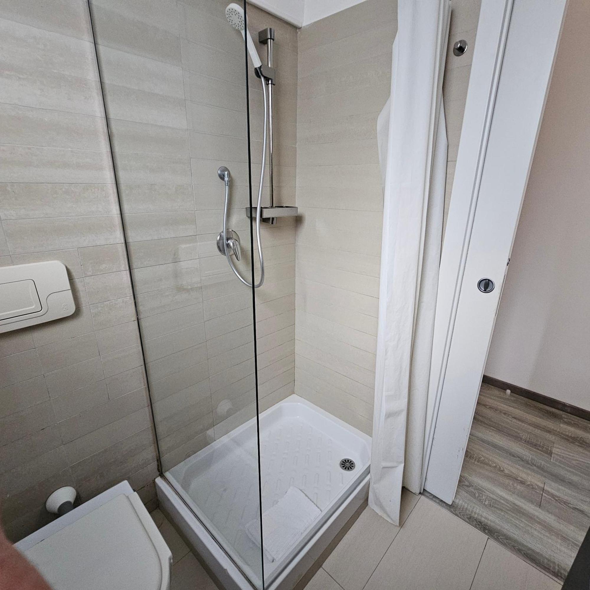 Room & Parking In Centro Citta Con Parcheggio Privato E Wifi Potenza Luaran gambar