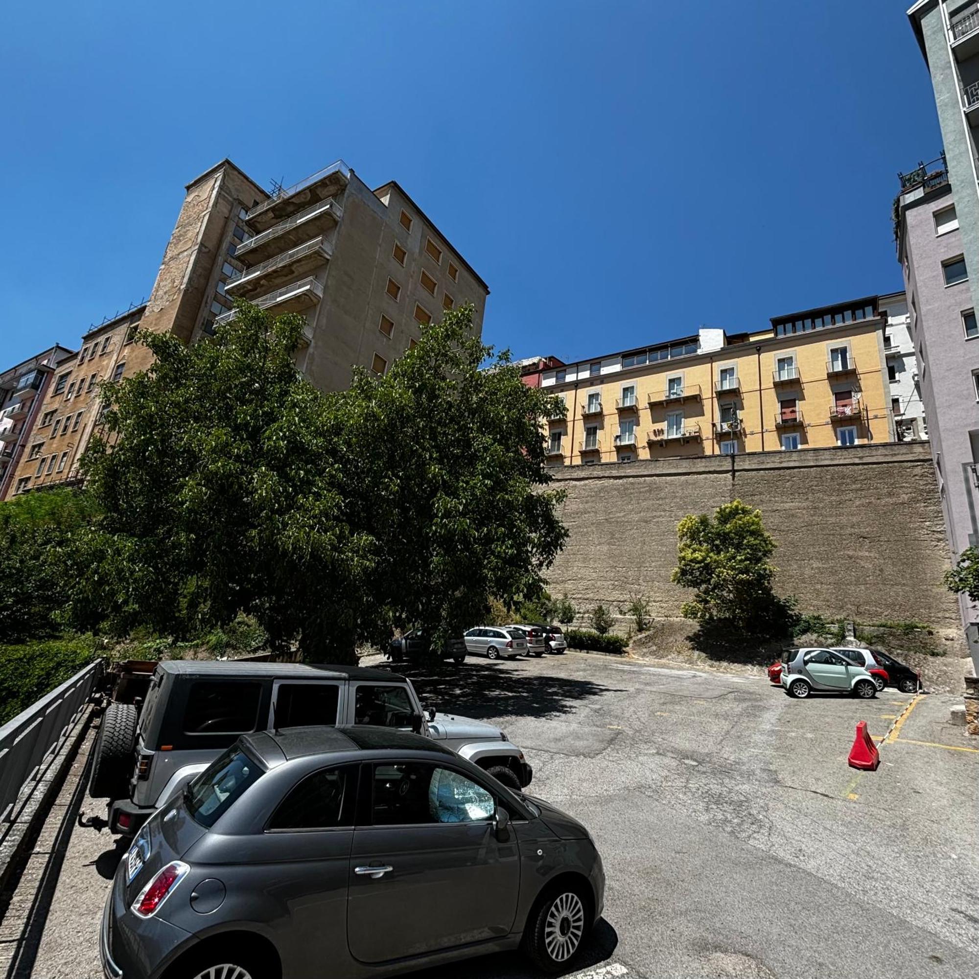 Room & Parking In Centro Citta Con Parcheggio Privato E Wifi Potenza Luaran gambar