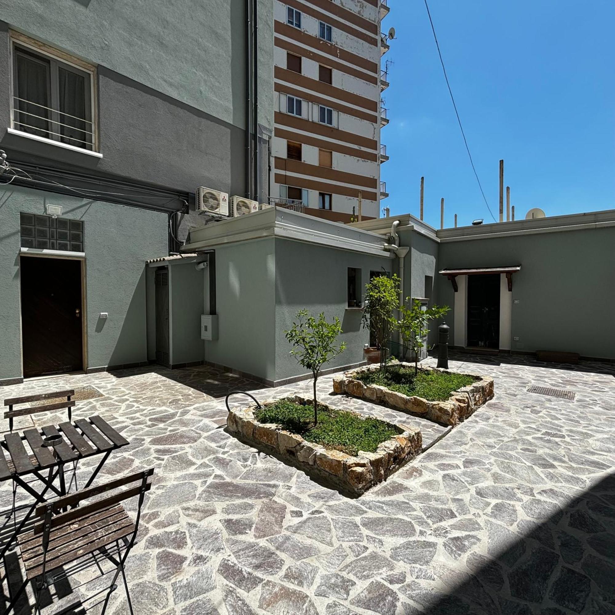 Room & Parking In Centro Citta Con Parcheggio Privato E Wifi Potenza Luaran gambar