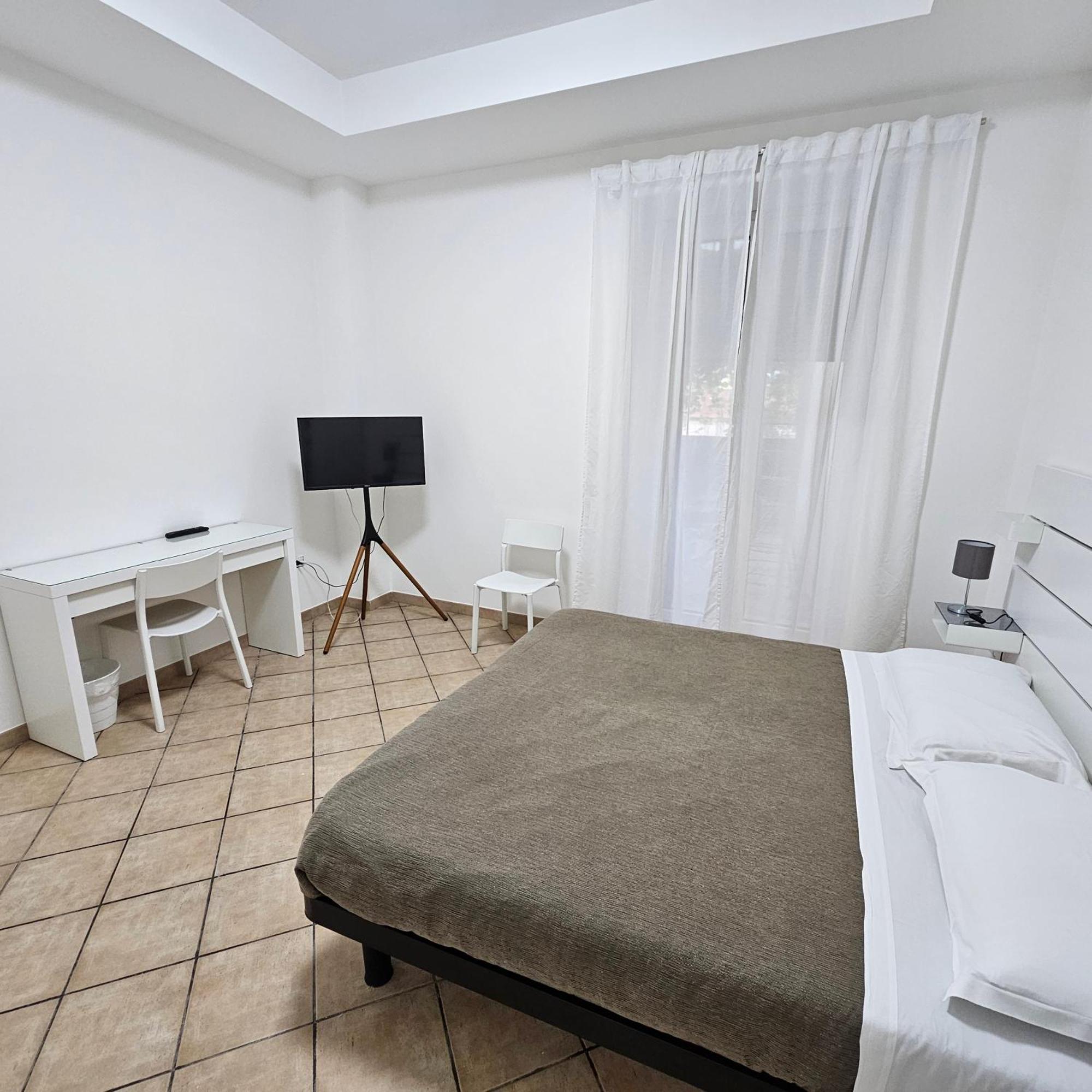 Room & Parking In Centro Citta Con Parcheggio Privato E Wifi Potenza Luaran gambar