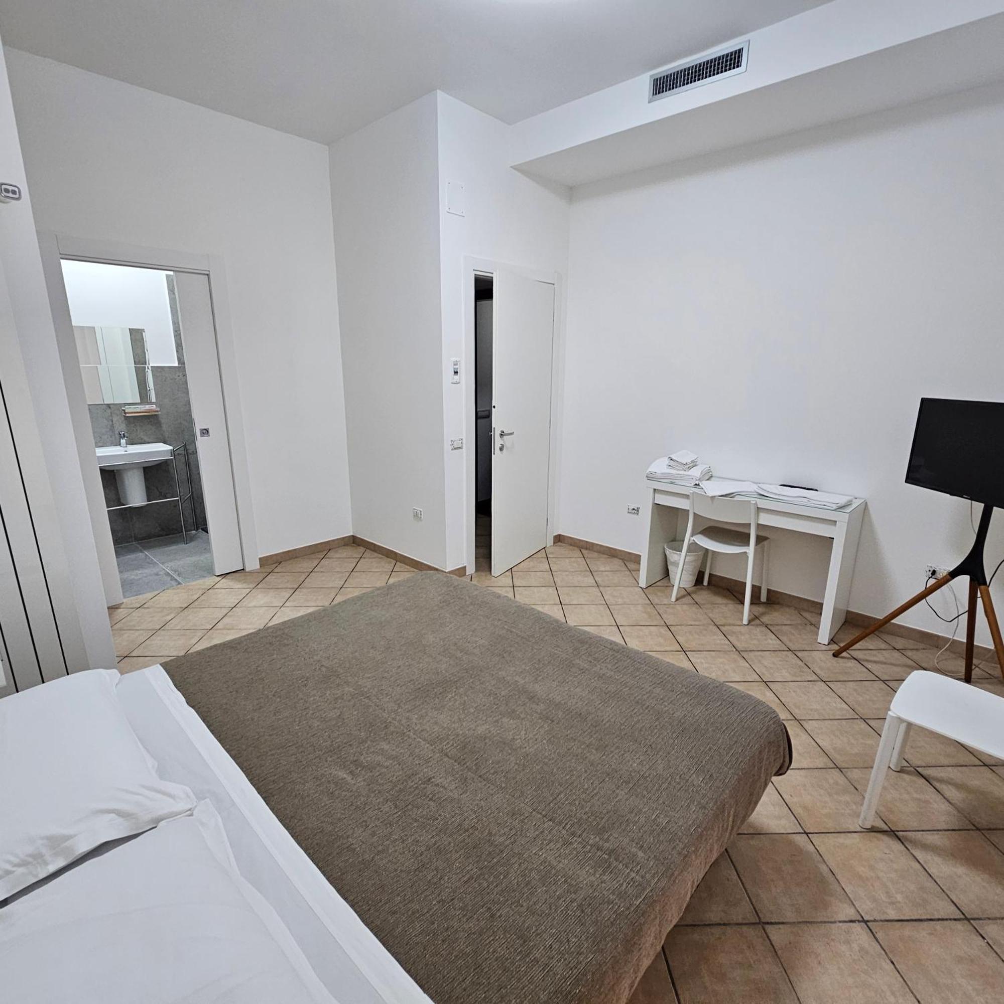 Room & Parking In Centro Citta Con Parcheggio Privato E Wifi Potenza Luaran gambar