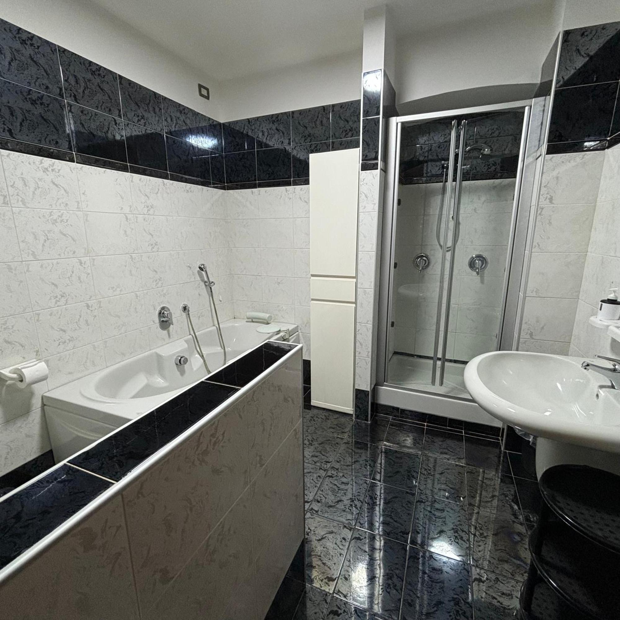 Room & Parking In Centro Citta Con Parcheggio Privato E Wifi Potenza Luaran gambar