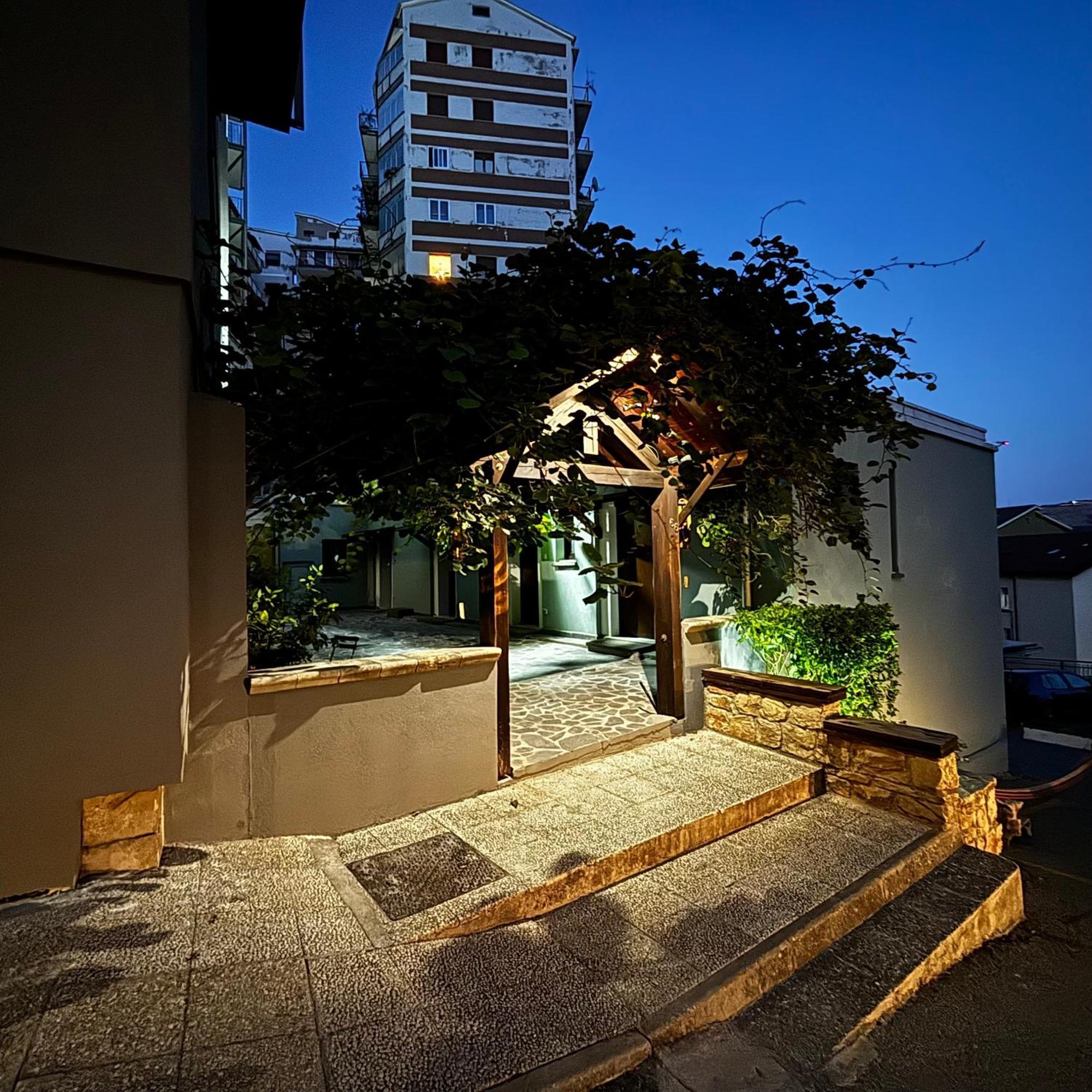 Room & Parking In Centro Citta Con Parcheggio Privato E Wifi Potenza Luaran gambar