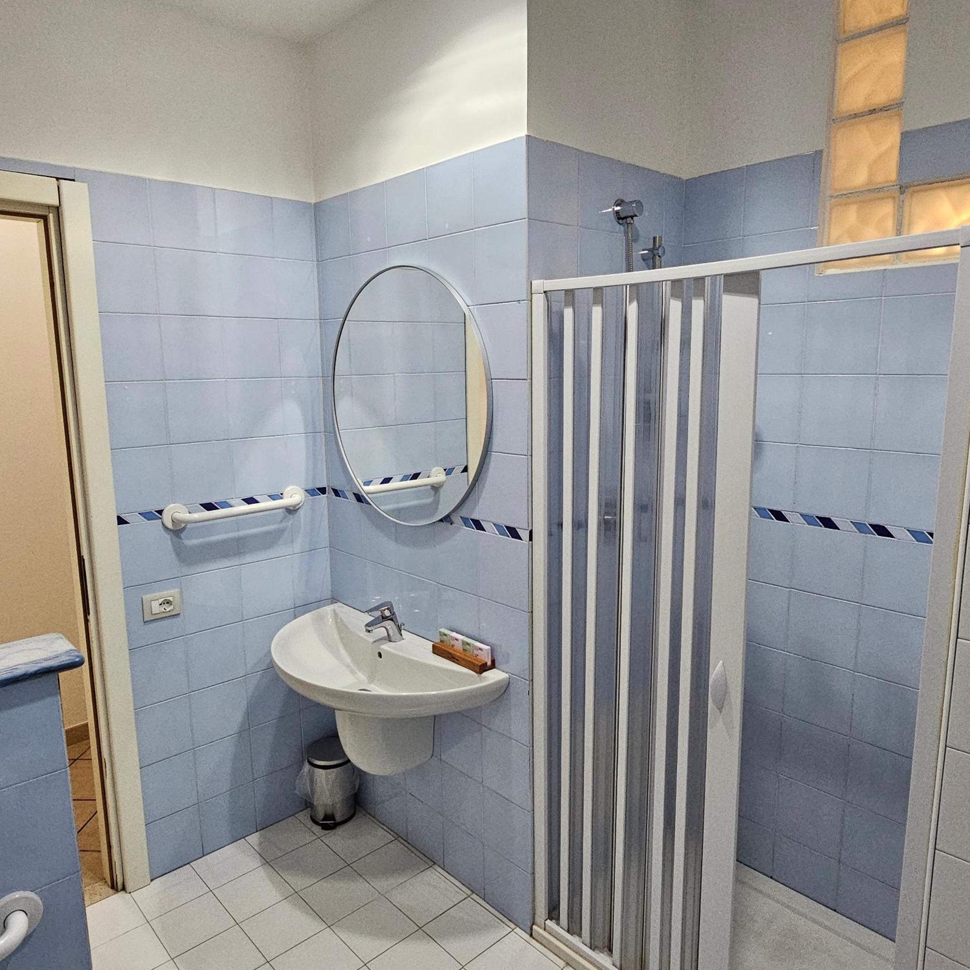 Room & Parking In Centro Citta Con Parcheggio Privato E Wifi Potenza Bilik gambar